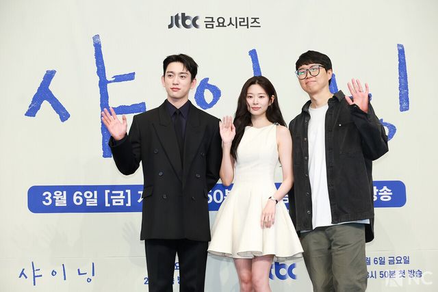 배우 박진영, 김민주와 김윤진 감독이 5일 오후 서울 구로구 더 링크호텔 서울에서 진행된 JTBC 새 금요시리즈 ‘샤이닝’(극본 이숙연/연출 김윤진) 제작발표회에서 포즈를 취하고 있다. 사진=김규빈 기자