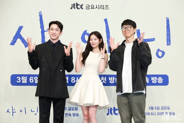 배우 박진영, 김민주와 김윤진 감독이 5일 오후 서울 구로구 더 링크호텔 서울에서 진행된 JTBC 새 금요시리즈 ‘샤이닝’(극본 이숙연/연출 김윤진) 제작발표회에서 포즈를 취하고 있다. 사진=김규빈 기자