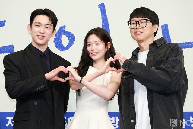 배우 박진영, 김민주와 김윤진 감독이 5일 오후 서울 구로구 더 링크호텔 서울에서 진행된 JTBC 새 금요시리즈 ‘샤이닝’(극본 이숙연/연출 김윤진) 제작발표회에서 포즈를 취하고 있다. 사진=김규빈 기자