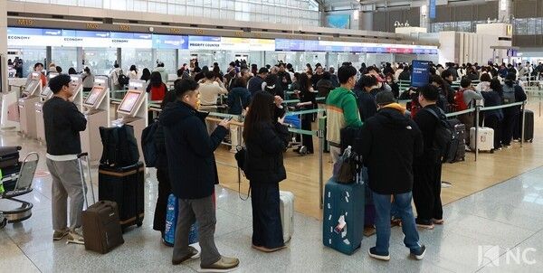Travelers crowd Incheon International Airport ahead of the Lunar New Year holiday on Jan. 13. Photo by Kim Kyubin.