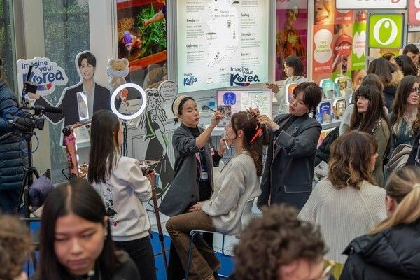 Foreign visitors experiencing K-beauty at the Korea House during the Milano Cortina 2026 Winter Olympics promotional event. Photo by Ministry of Culture, Sports and Tourism.