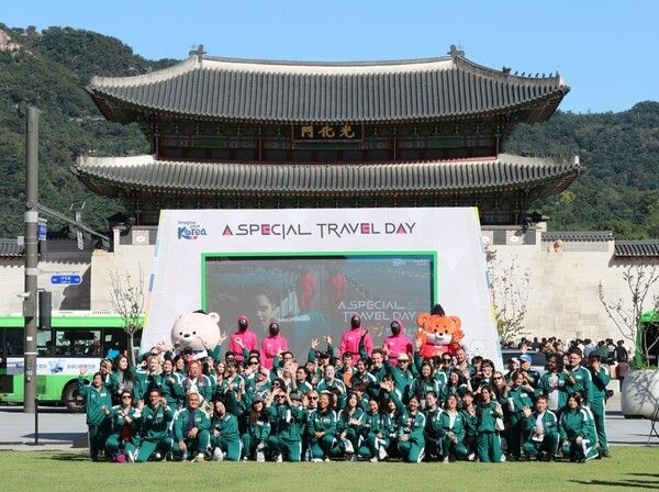 Foreign tourists attending the 