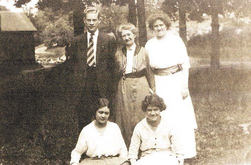 From left in the back row clockwise Henry Dodge, Ella Dodge, Alice Rebecca, Ida Hanna, and Mary Ellie. Photo by Paichai School History Museum.