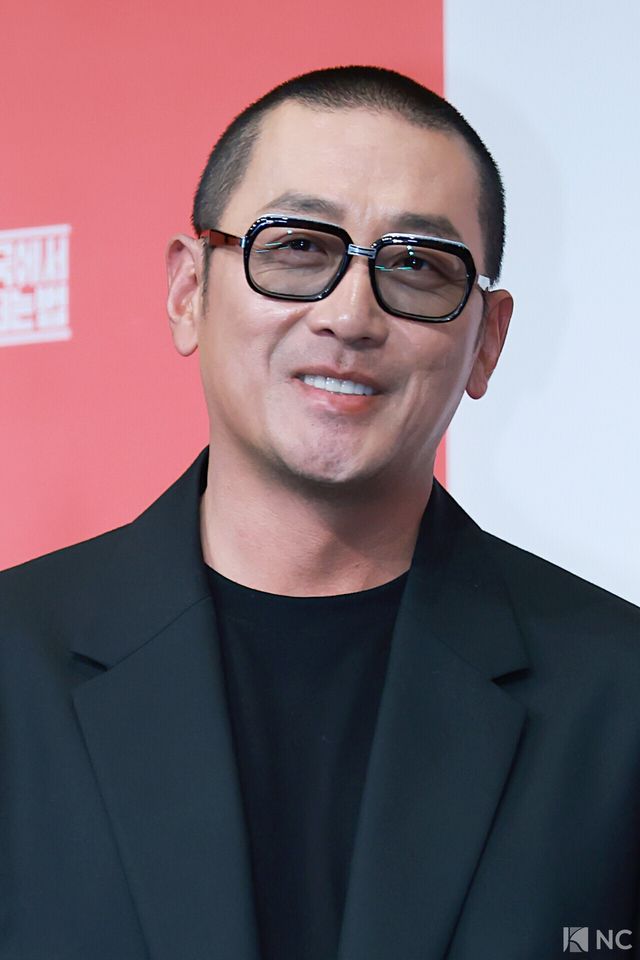 배우 하정우가 9일 오후 서울 구로구 더 링크호텔에서 진행된 tvN 새 토일드라마 ‘대한민국에서 건물주 되는 법’(극본 오한기/연출 임필성) 제작발표회에서 포즈를 취하고 있다. 사진=김규빈 기자