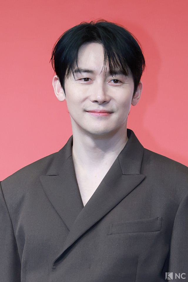 배우 김준한이 9일 오후 서울 구로구 더 링크호텔에서 진행된 tvN 새 토일드라마 ‘대한민국에서 건물주 되는 법’(극본 오한기/연출 임필성) 제작발표회에서 포즈를 취하고 있다. 사진=김규빈 기자