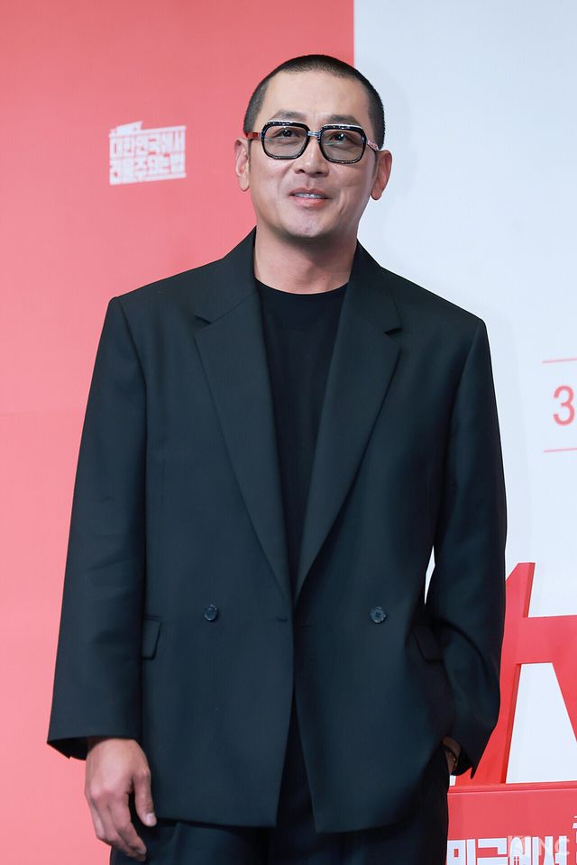 배우 하정우가 9일 오후 서울 구로구 더 링크호텔에서 진행된 tvN 새 토일드라마 ‘대한민국에서 건물주 되는 법’(극본 오한기/연출 임필성) 제작발표회에서 포즈를 취하고 있다. 사진=김규빈 기자