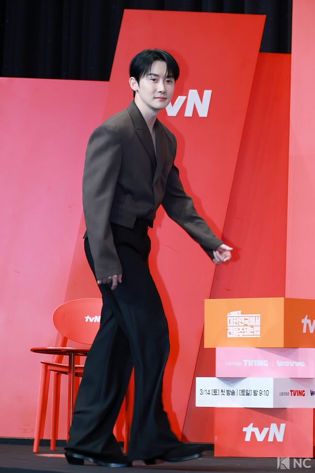 배우 김준한이 9일 오후 서울 구로구 더 링크호텔에서 진행된 tvN 새 토일드라마 ‘대한민국에서 건물주 되는 법’(극본 오한기/연출 임필성) 제작발표회에서 포즈를 취하고 있다. 사진=김규빈 기자