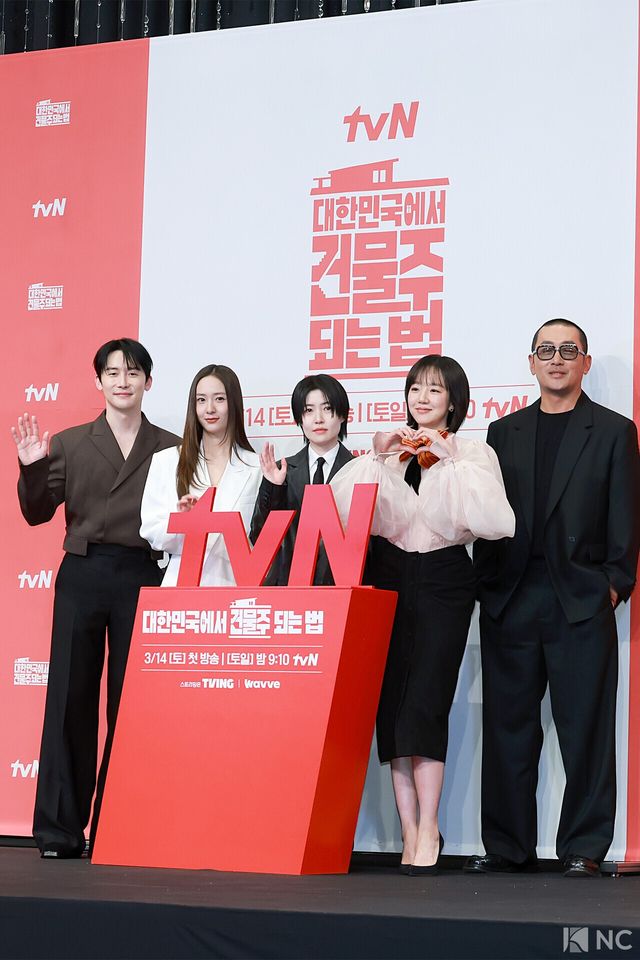 배우 김준한, 정수정, 심은경, 임수정, 하정우가 9일 오후 서울 구로구 더 링크호텔에서 진행된 tvN 새 토일드라마 ‘대한민국에서 건물주 되는 법’(극본 오한기/연출 임필성) 제작발표회에서 포즈를 취하고 있다. 사진=김규빈 기자