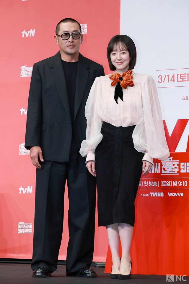 배우 하정우, 임수정이 9일 오후 서울 구로구 더 링크호텔에서 진행된 tvN 새 토일드라마 ‘대한민국에서 건물주 되는 법’(극본 오한기/연출 임필성) 제작발표회에서 포즈를 취하고 있다. 사진=김규빈 기자