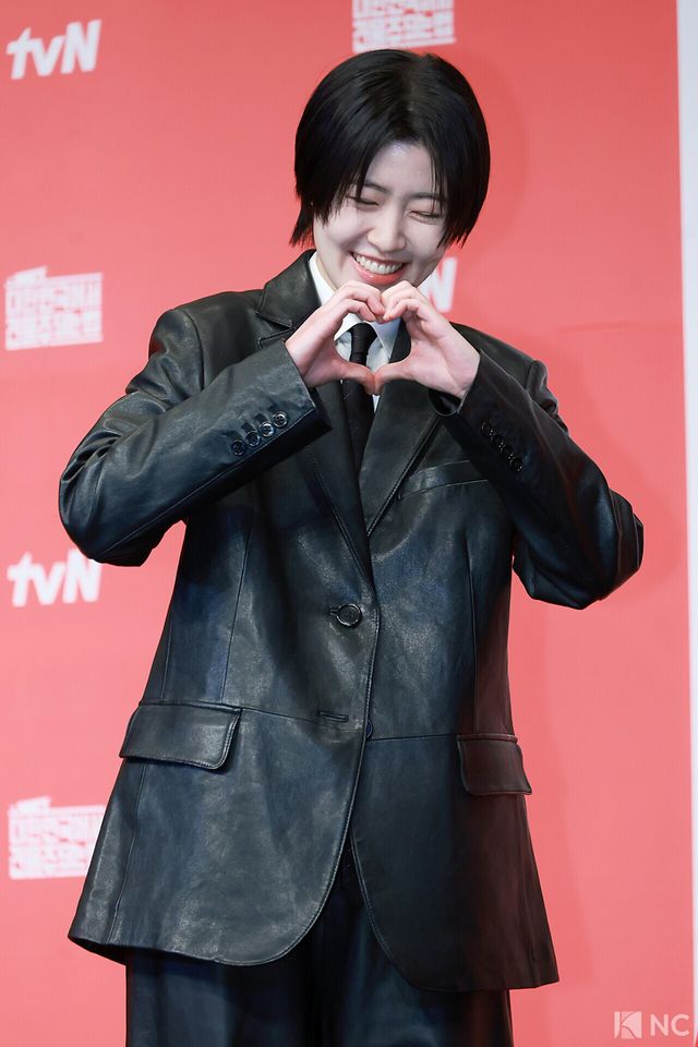 배우 심은경이 9일 오후 서울 구로구 더 링크호텔에서 진행된 tvN 새 토일드라마 ‘대한민국에서 건물주 되는 법’(극본 오한기/연출 임필성) 제작발표회에서 포즈를 취하고 있다. 사진=김규빈 기자