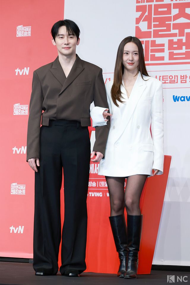 배우 김준한, 정수정이 9일 오후 서울 구로구 더 링크호텔에서 진행된 tvN 새 토일드라마 ‘대한민국에서 건물주 되는 법’(극본 오한기/연출 임필성) 제작발표회에서 포즈를 취하고 있다. 사진=김규빈 기자