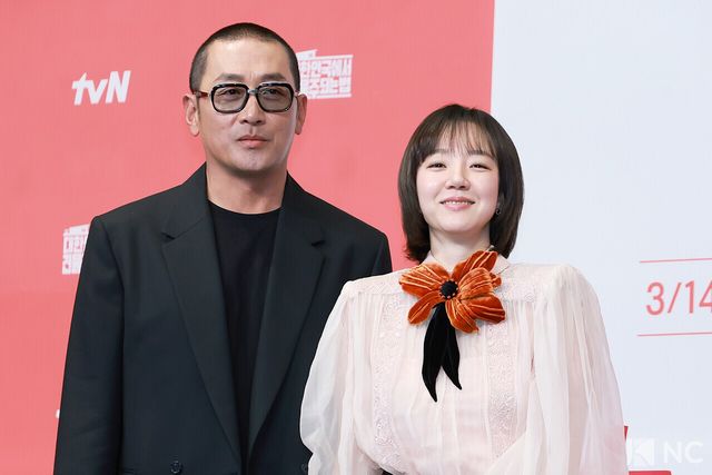 배우 하정우, 임수정이 9일 오후 서울 구로구 더 링크호텔에서 진행된 tvN 새 토일드라마 ‘대한민국에서 건물주 되는 법’(극본 오한기/연출 임필성) 제작발표회에서 포즈를 취하고 있다. 사진=김규빈 기자