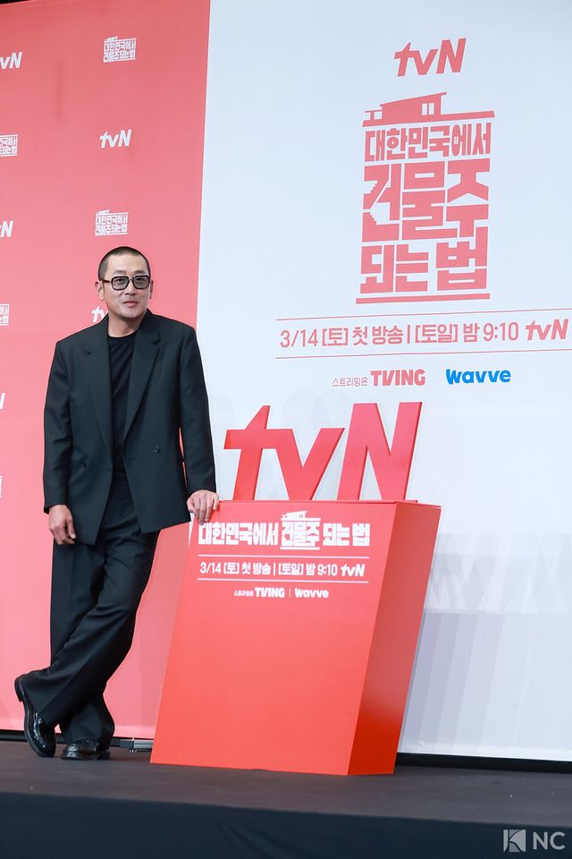 배우 하정우가 9일 오후 서울 구로구 더 링크호텔에서 진행된 tvN 새 토일드라마 ‘대한민국에서 건물주 되는 법’(극본 오한기/연출 임필성) 제작발표회에서 포즈를 취하고 있다. 사진=김규빈 기자