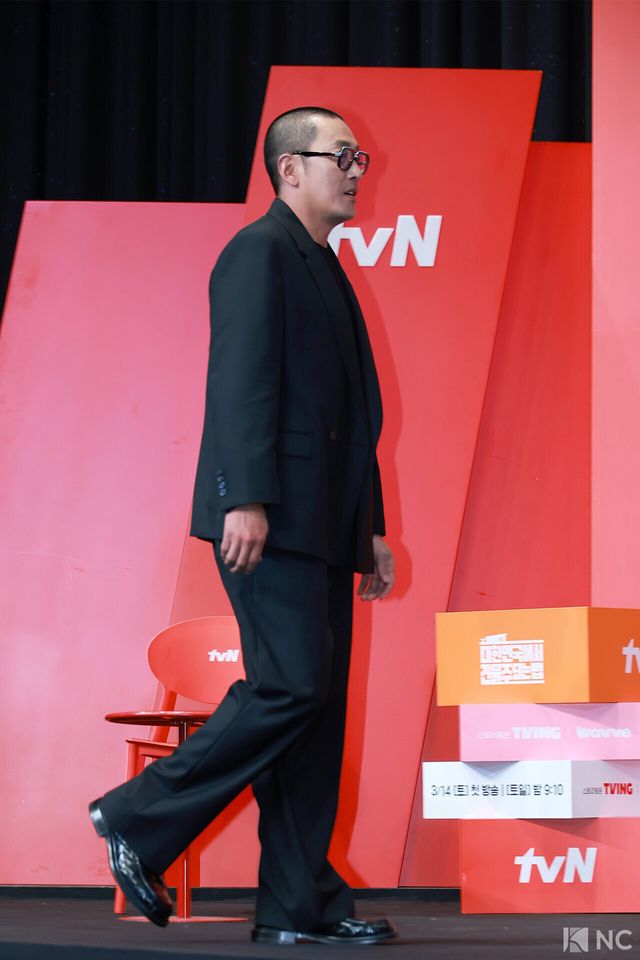 배우 하정우가 9일 오후 서울 구로구 더 링크호텔에서 진행된 tvN 새 토일드라마 ‘대한민국에서 건물주 되는 법’(극본 오한기/연출 임필성) 제작발표회에서 포즈를 취하고 있다. 사진=김규빈 기자