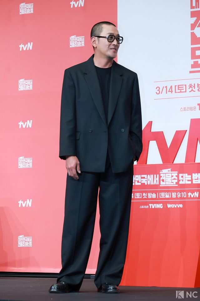배우 하정우가 9일 오후 서울 구로구 더 링크호텔에서 진행된 tvN 새 토일드라마 ‘대한민국에서 건물주 되는 법’(극본 오한기/연출 임필성) 제작발표회에서 포즈를 취하고 있다. 사진=김규빈 기자