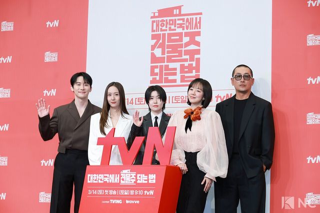 배우 김준한, 정수정, 심은경, 임수정, 하정우가 9일 오후 서울 구로구 더 링크호텔에서 진행된 tvN 새 토일드라마 ‘대한민국에서 건물주 되는 법’(극본 오한기/연출 임필성) 제작발표회에서 포즈를 취하고 있다. 사진=김규빈 기자