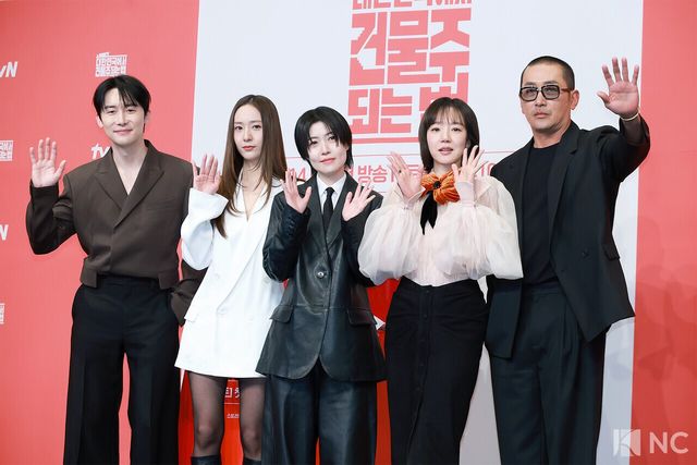 배우 김준한, 정수정, 심은경, 임수정, 하정우가 9일 오후 서울 구로구 더 링크호텔에서 진행된 tvN 새 토일드라마 ‘대한민국에서 건물주 되는 법’(극본 오한기/연출 임필성) 제작발표회에서 포즈를 취하고 있다. 사진=김규빈 기자