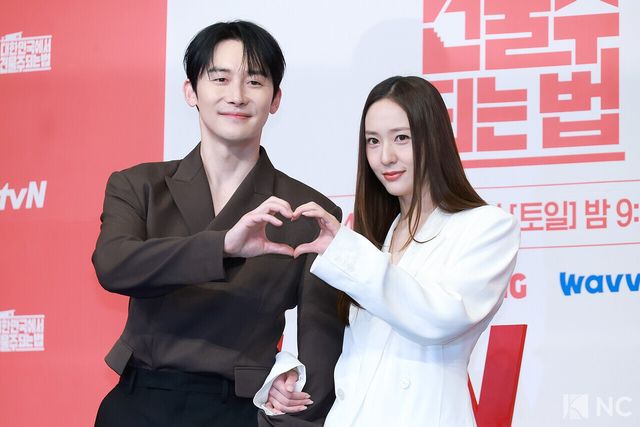 배우 김준한, 정수정이 9일 오후 서울 구로구 더 링크호텔에서 진행된 tvN 새 토일드라마 ‘대한민국에서 건물주 되는 법’(극본 오한기/연출 임필성) 제작발표회에서 포즈를 취하고 있다. 사진=김규빈 기자