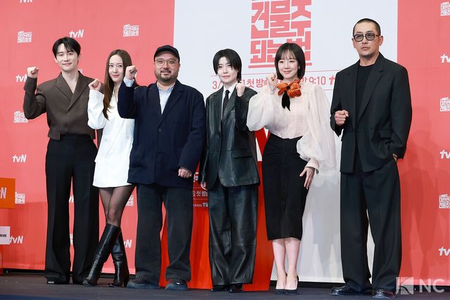 배우 김준한, 정수정, 심은경, 임수정, 하정우와 임필성 감독이 9일 오후 서울 구로구 더 링크호텔에서 진행된 tvN 새 토일드라마 ‘대한민국에서 건물주 되는 법’(극본 오한기/연출 임필성) 제작발표회에서 포즈를 취하고 있다. 사진=김규빈 기자