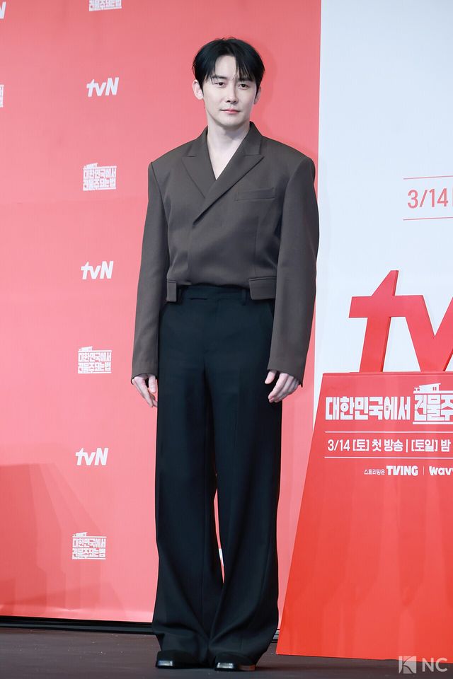 배우 김준한이 9일 오후 서울 구로구 더 링크호텔에서 진행된 tvN 새 토일드라마 ‘대한민국에서 건물주 되는 법’(극본 오한기/연출 임필성) 제작발표회에서 포즈를 취하고 있다. 사진=김규빈 기자