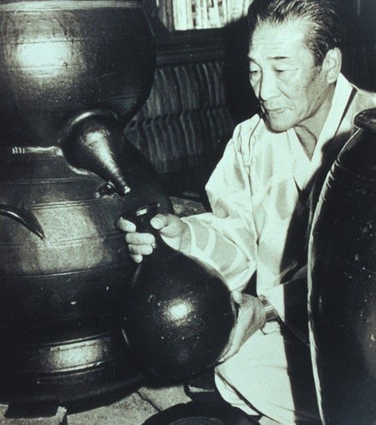 전통방식으로 문배주를 빚는 3대 故 이경찬 옹. 사진=문배주양조원 홈페이지 캡쳐