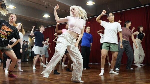 Foreign participants learn K-pop dance. Photo by Yonhap News.