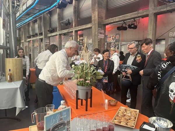 지난해 ‘한국의 봄’ 축제에서 이일열 주프랑스한국문화원장이 현지 관객들과 대화를 나누고 있다. 사진=한국문화원