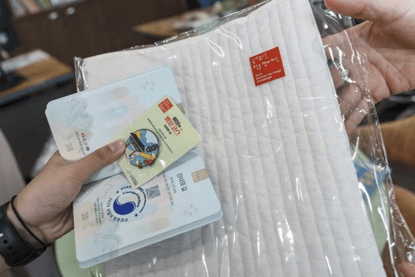 2025년 방문캠페인 때 주어진 방문자 여권과 기념품. 사진=국가유산청