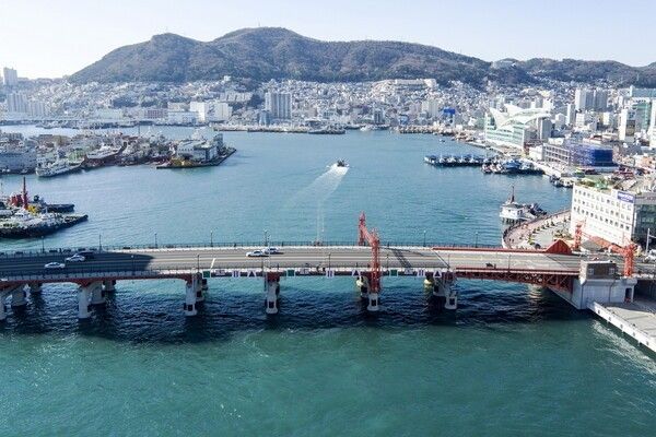 Yeongdo Bridge, designated cultural heritage of Busan. Photo by Busan Wartime Capital Heritage.