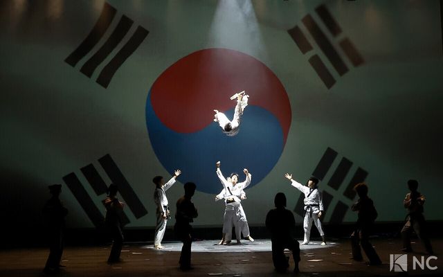 뮤지컬 배우 임동섭, 김종년, 엄지민, 정어진, 김봄나리, 안준혁과 태권도 부원들. 사진=김규빈 기자