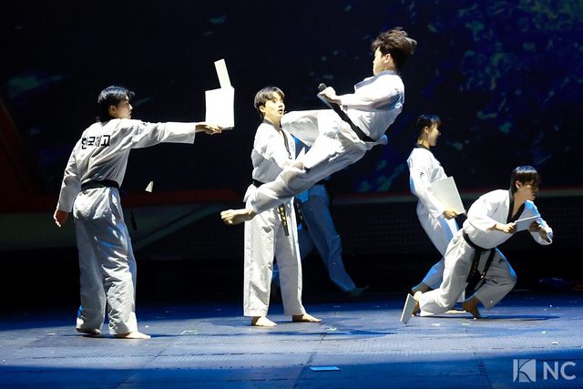 뮤지컬 배우 임동섭, 김종년, 엄지민, 정어진, 김봄나리, 안준혁과 태권도 부원들. 사진=김규빈 기자