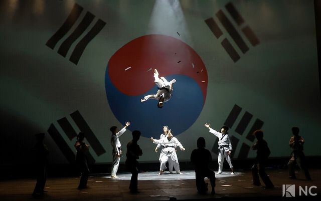 뮤지컬 배우 임동섭, 김종년, 엄지민, 정어진, 김봄나리, 안준혁과 태권도 부원들. 사진=김규빈 기자