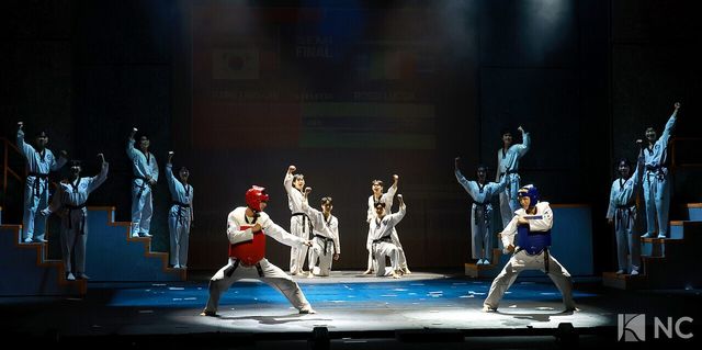 뮤지컬 배우 임동섭, 김종년, 엄지민, 정어진, 김봄나리, 안준혁과 태권도 부원들. 사진=김규빈 기자