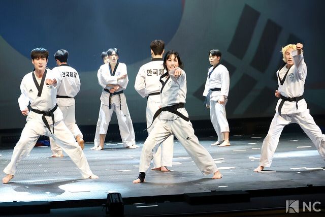 뮤지컬 배우 임동섭, 김종년, 엄지민, 정어진, 김봄나리, 안준혁과 태권도 부원들. 사진=김규빈 기자