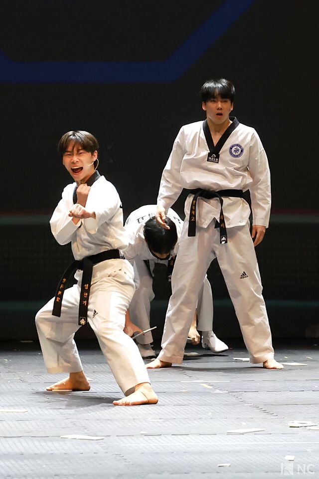 뮤지컬 배우 임동섭, 김종년, 엄지민, 정어진, 김봄나리, 안준혁과 태권도 부원들. 사진=김규빈 기자