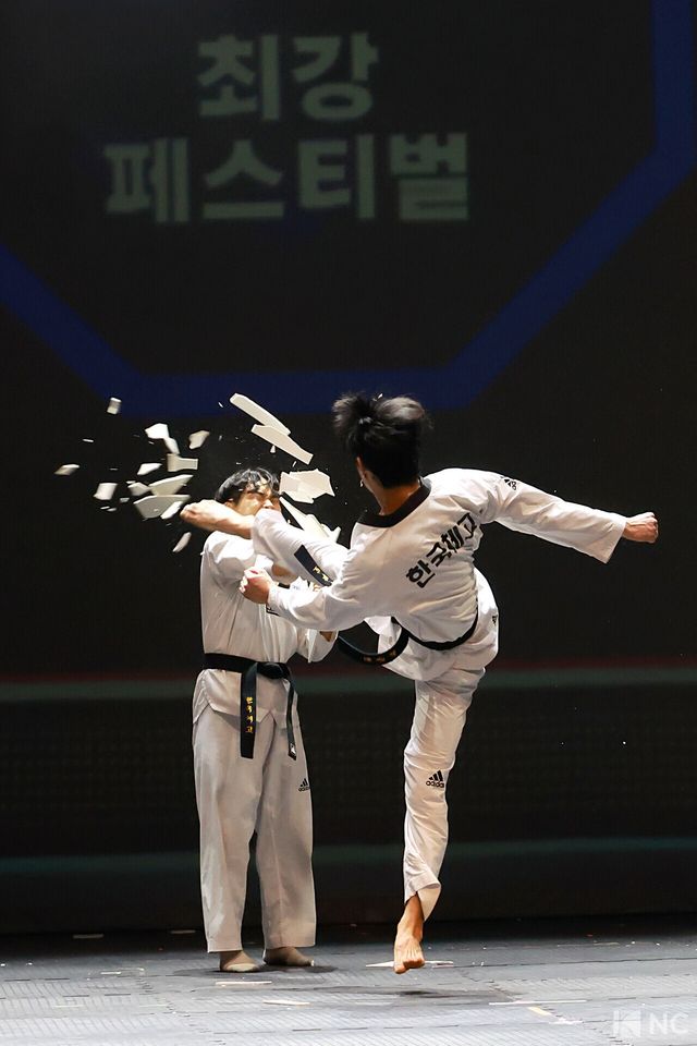 뮤지컬 배우 임동섭, 김종년, 엄지민, 정어진, 김봄나리, 안준혁과 태권도 부원들. 사진=김규빈 기자