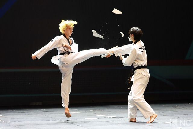 뮤지컬 배우 임동섭, 김종년, 엄지민, 정어진, 김봄나리, 안준혁과 태권도 부원들. 사진=김규빈 기자