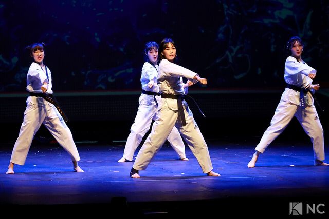 뮤지컬 배우 임동섭, 김종년, 엄지민, 정어진, 김봄나리, 안준혁과 태권도 부원들. 사진=김규빈 기자