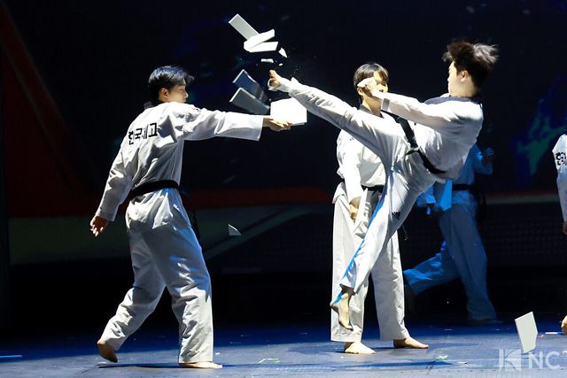 뮤지컬 배우 임동섭, 김종년, 엄지민, 정어진, 김봄나리, 안준혁과 태권도 부원들. 사진=김규빈 기자