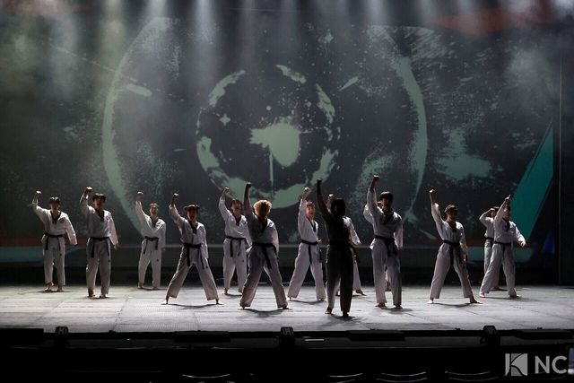 뮤지컬 배우 임동섭, 김종년, 엄지민, 정어진, 김봄나리, 안준혁과 태권도 부원들. 사진=김규빈 기자