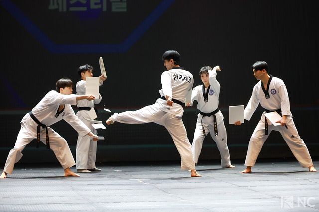 뮤지컬 배우 임동섭, 김종년, 엄지민, 정어진, 김봄나리, 안준혁과 태권도 부원들. 사진=김규빈 기자