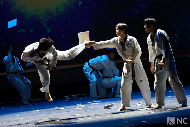 뮤지컬 배우 임동섭, 김종년, 엄지민, 정어진, 김봄나리, 안준혁과 태권도 부원들. 사진=김규빈 기자