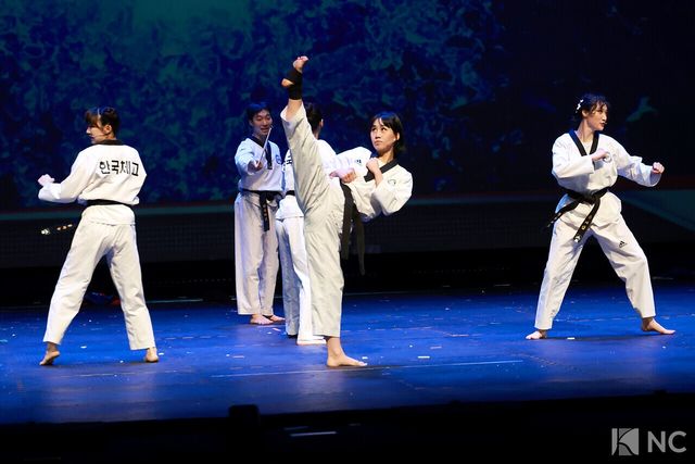 뮤지컬 배우 임동섭, 김종년, 엄지민, 정어진, 김봄나리, 안준혁과 태권도 부원들. 사진=김규빈 기자