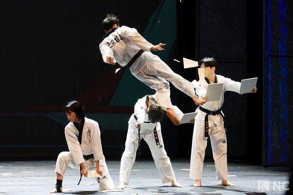 Musical actors Lim Dong-seop, Kim Jong-nyeon, Um Ji-min, Jung Eo-jin, Kim Bom-nari, Ahn Jun-hyuk and taekwondo performers. Photo by Kim Gyubin.