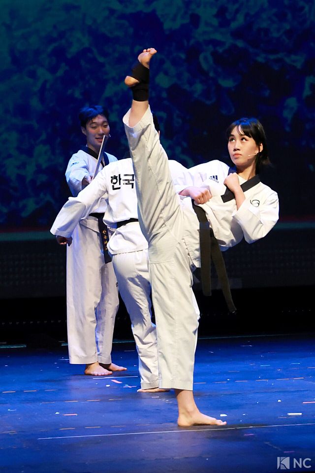 뮤지컬 배우 임동섭, 김종년, 엄지민, 정어진, 김봄나리, 안준혁과 태권도 부원들. 사진=김규빈 기자