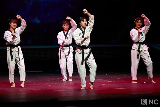 뮤지컬 배우 임동섭, 김종년, 엄지민, 정어진, 김봄나리, 안준혁과 태권도 부원들. 사진=김규빈 기자