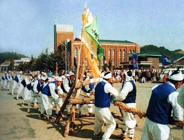 Samcheok Gijul Tug-of-War. Photo by Korea Heritage Service.