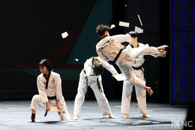 뮤지컬 배우 임동섭, 김종년, 엄지민, 정어진, 김봄나리, 안준혁과 태권도 부원들. 사진=김규빈 기자