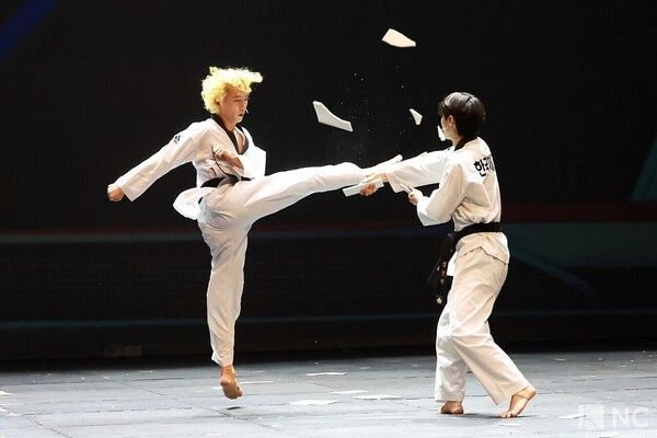 Musical actors Lim Dong-seop, Kim Jong-nyeon, Um Ji-min, Jung Eo-jin, Kim Bom-nari, Ahn Jun-hyuk and taekwondo performers. Photo by Kim Gyubin.