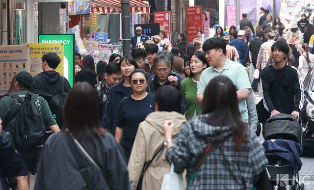 관광객들로 붐비는 명동 거리. 사진=김규빈 기자